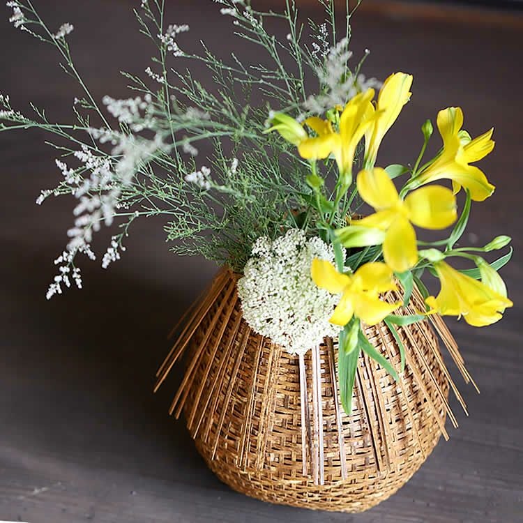茶道具 花籠（はなかご） 籠花入 桂籠 白竹 （樹脂製入子） | 千年の香り 千紀園 | 茶道具 花籠 桂籠 桂川籠白竹 竹製入子黒付き口径約9cm高さ約21cm 最大胴回り 56cm水入れH17.7cm口径約5cm | 茶入・茶壺 | ノーブランド品