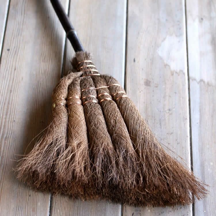 天然素材　掃除道具を持つ老人の彫刻 約15cm お掃除で | 虎斑竹専門店 竹虎