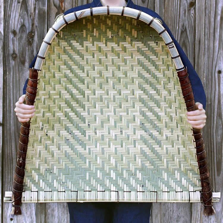 竹製の箕（土佐箕）持ち手部分をワラとシュロで補強しています農家で使