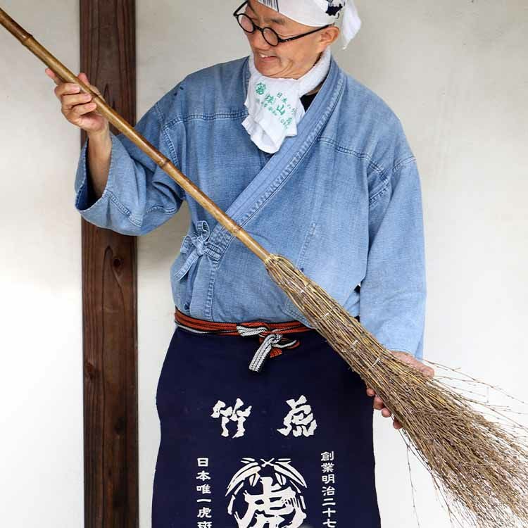 日本の名画　　箒に乗る人 山里の名人作の竹箒職人仲間も絶賛古老の職人が五三竹の柄と厳選した