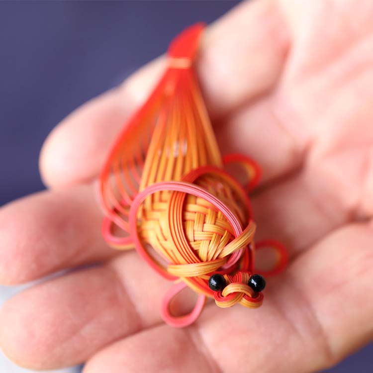竹編み赤亀ブローチ